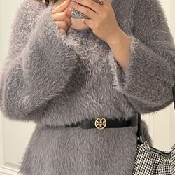 Fuzzy V-Neck pullover sweater, Size m fits L