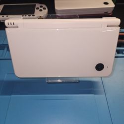 White Nintendo DSi LL