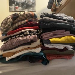 GREAT TO NEW CONDITION CLOTHES! TOO MANY TO POST! WOMEN’S/JUNIOR’S SIZE SMALL  $1 A PIECE!  PLEASE READ DESCRIPTION.