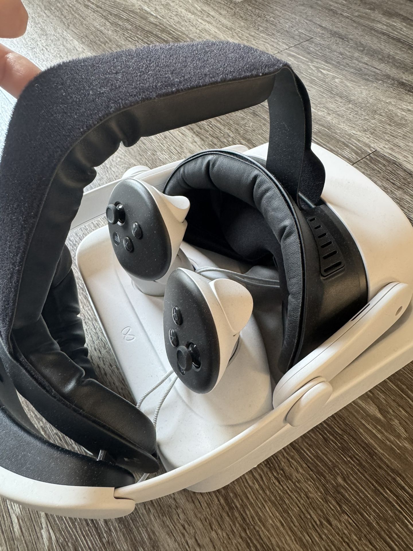 QUEST 3 w/ additional COMFORT WEAR STRAP. 