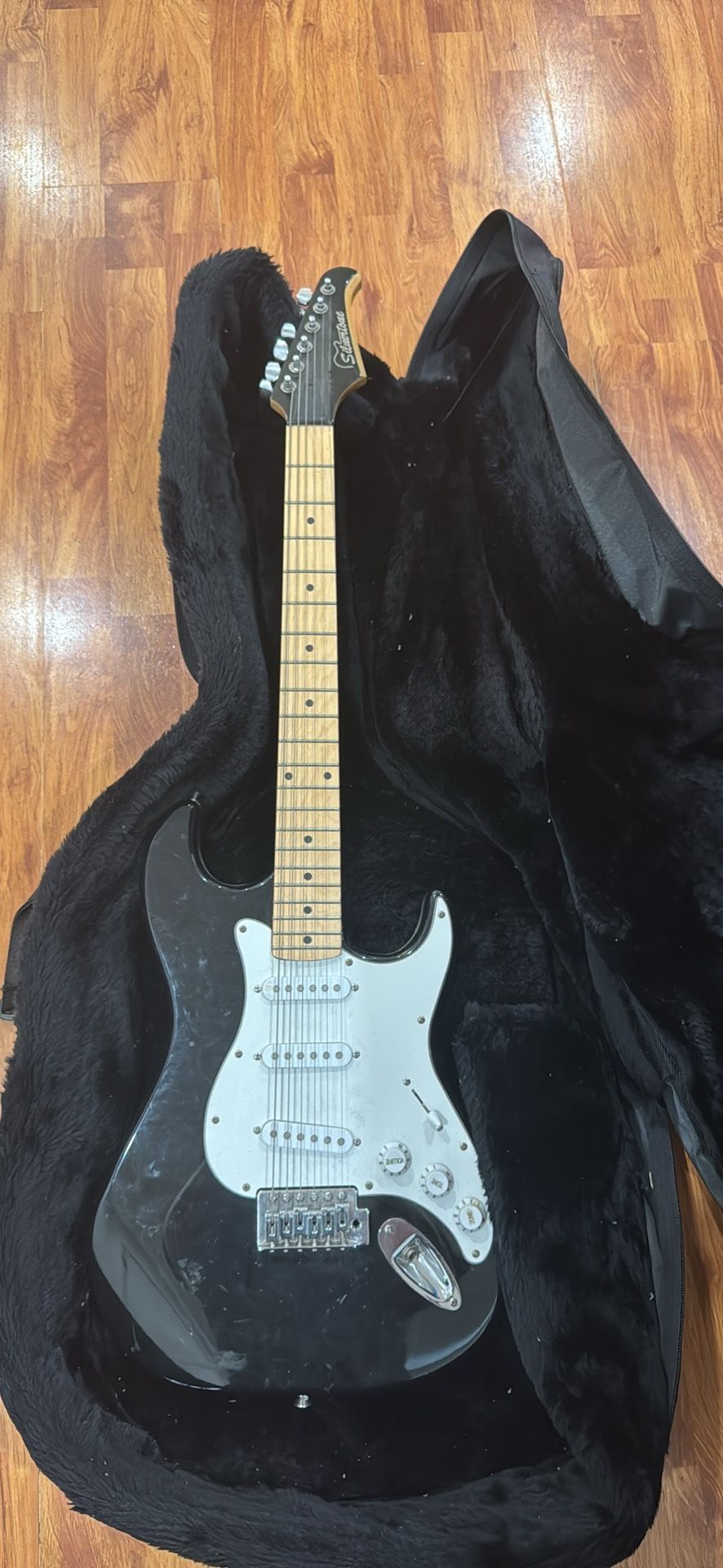 SILVERTONE STRATOCASTER 6-STRNG ELECTRIC GUITAR