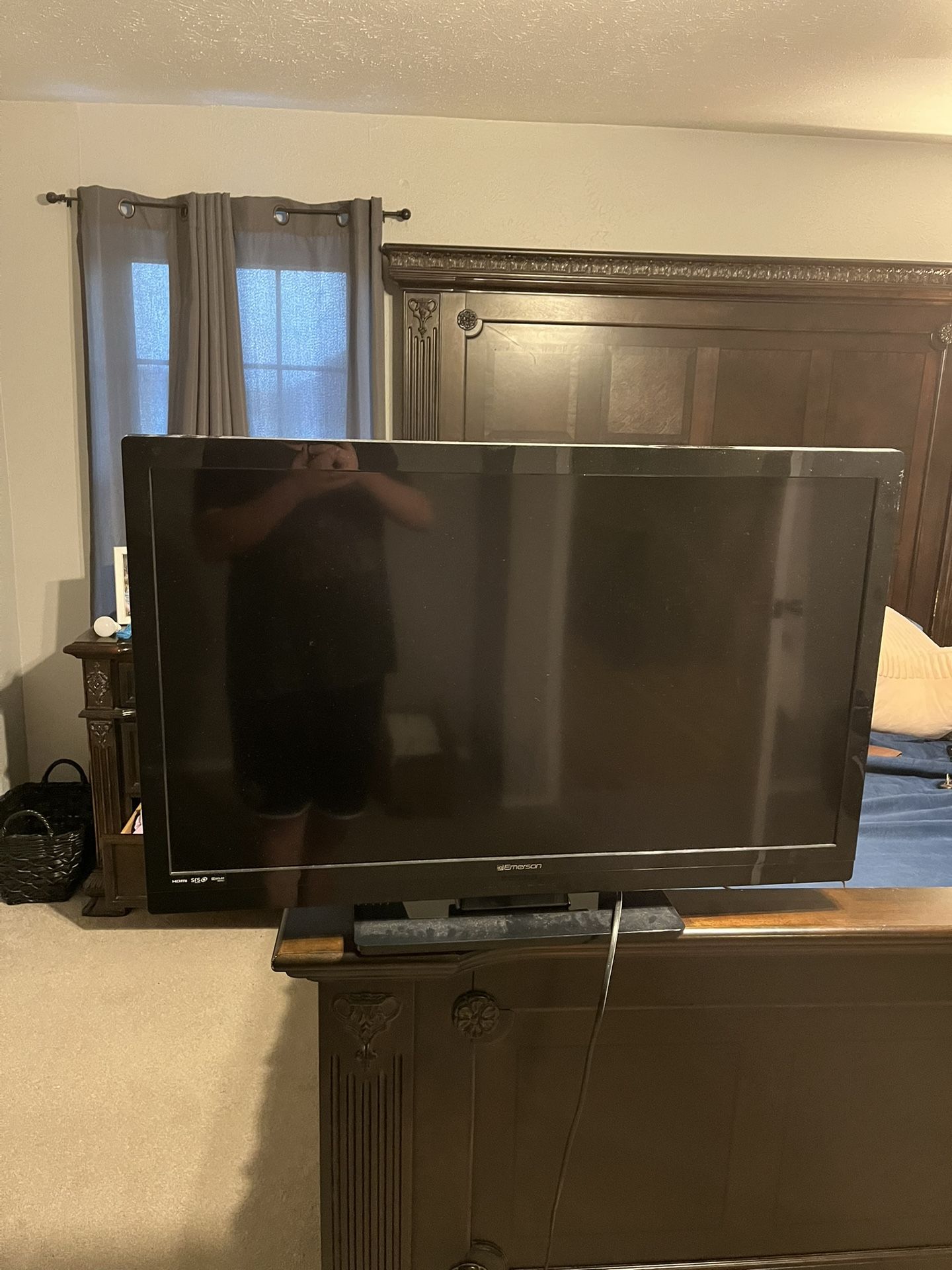 32 Inch Emerson TV