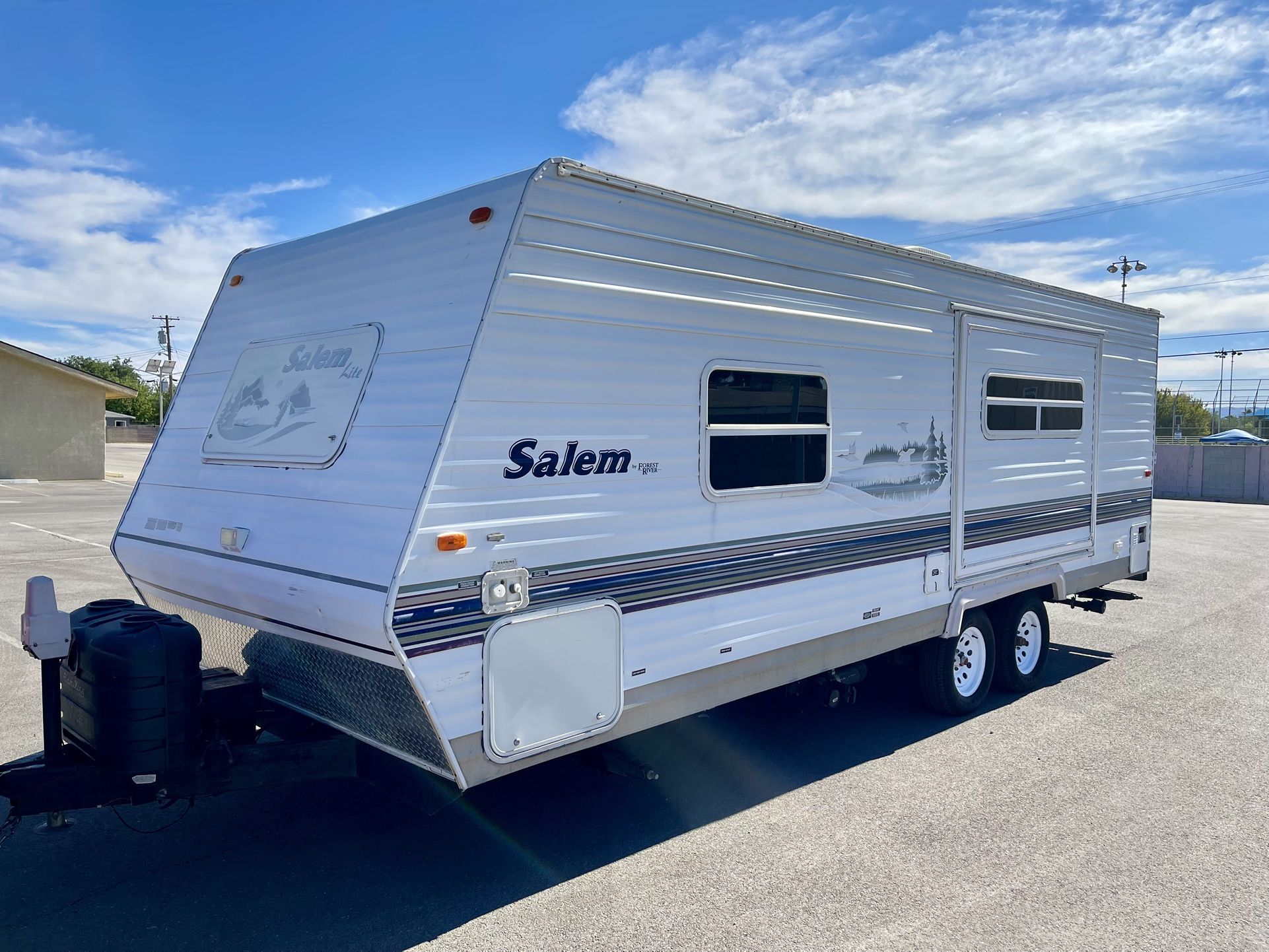 2006 Salem light with a sofa slide out 25ft