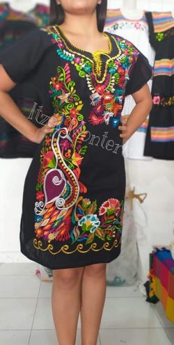 hola tengo vestidos artesanales echos a mano y blusas y guaraches