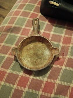 Lodes cast iron skillet .