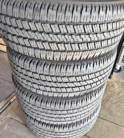 Set 265/70-17 Goodyear con el 80% de vida
