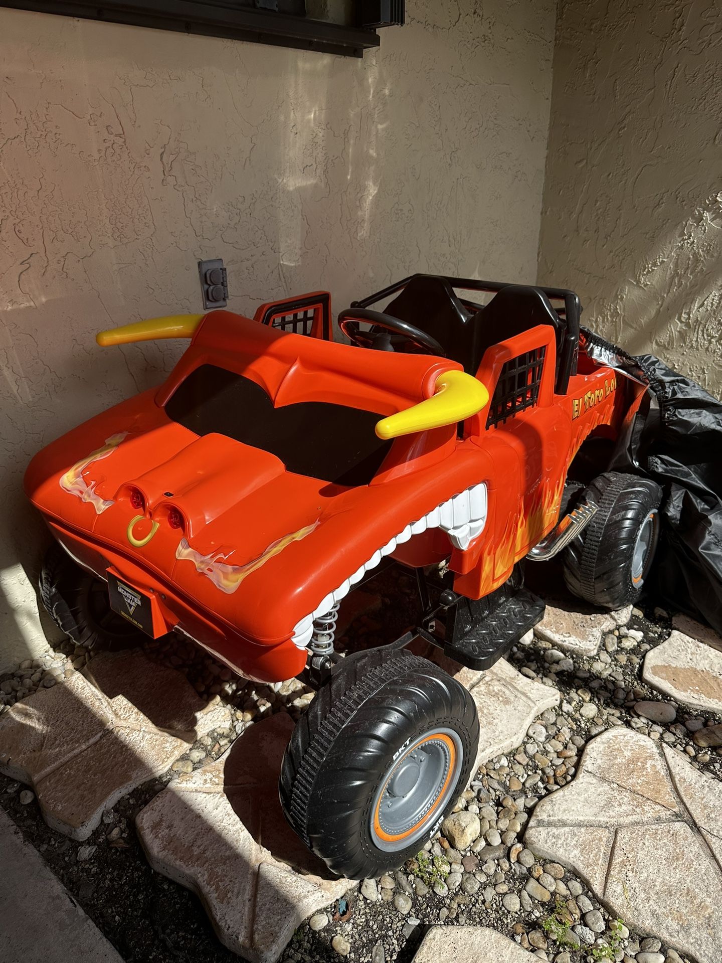 RIDE ON TRUCK MONSTER TRUCK TORO LOCO MONSTER JAM