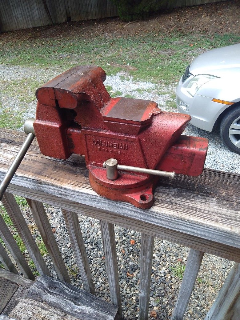 Large Bench. Vise Opens Up To. 7 Inches. Swivels Full 360 Degrees