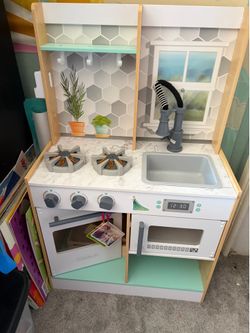 Play kitchen and food