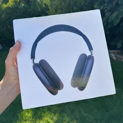 Black AirPod Max’s Lightweight