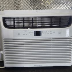 LIKE NEW 10,000 BTU AC AIR CONDITIONER WITH REMOTE