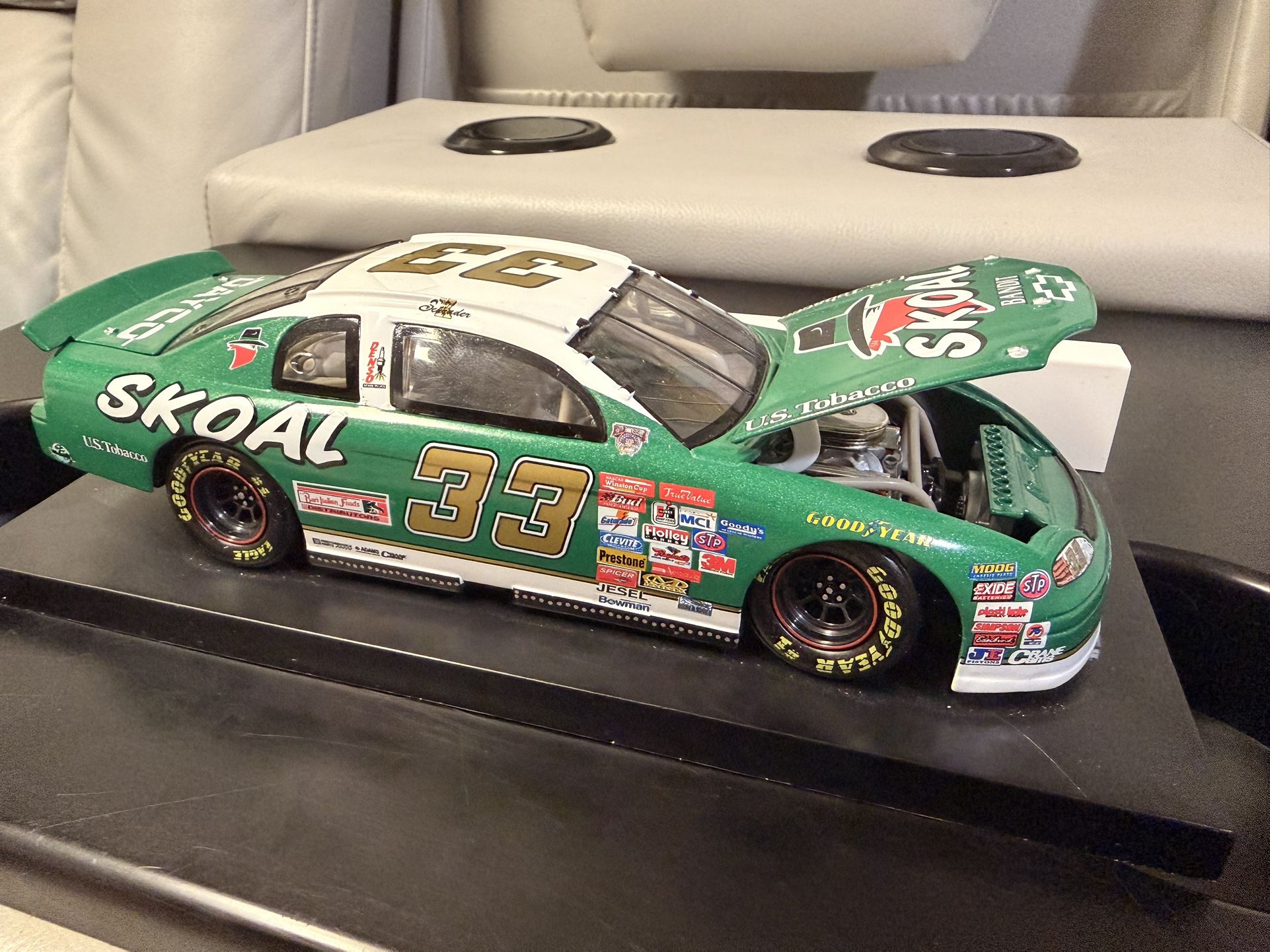 ACTION #98-16064-33: Ken Schrader 1/24 Scale #33 Skoal / Dayco 1998 Chevrolet