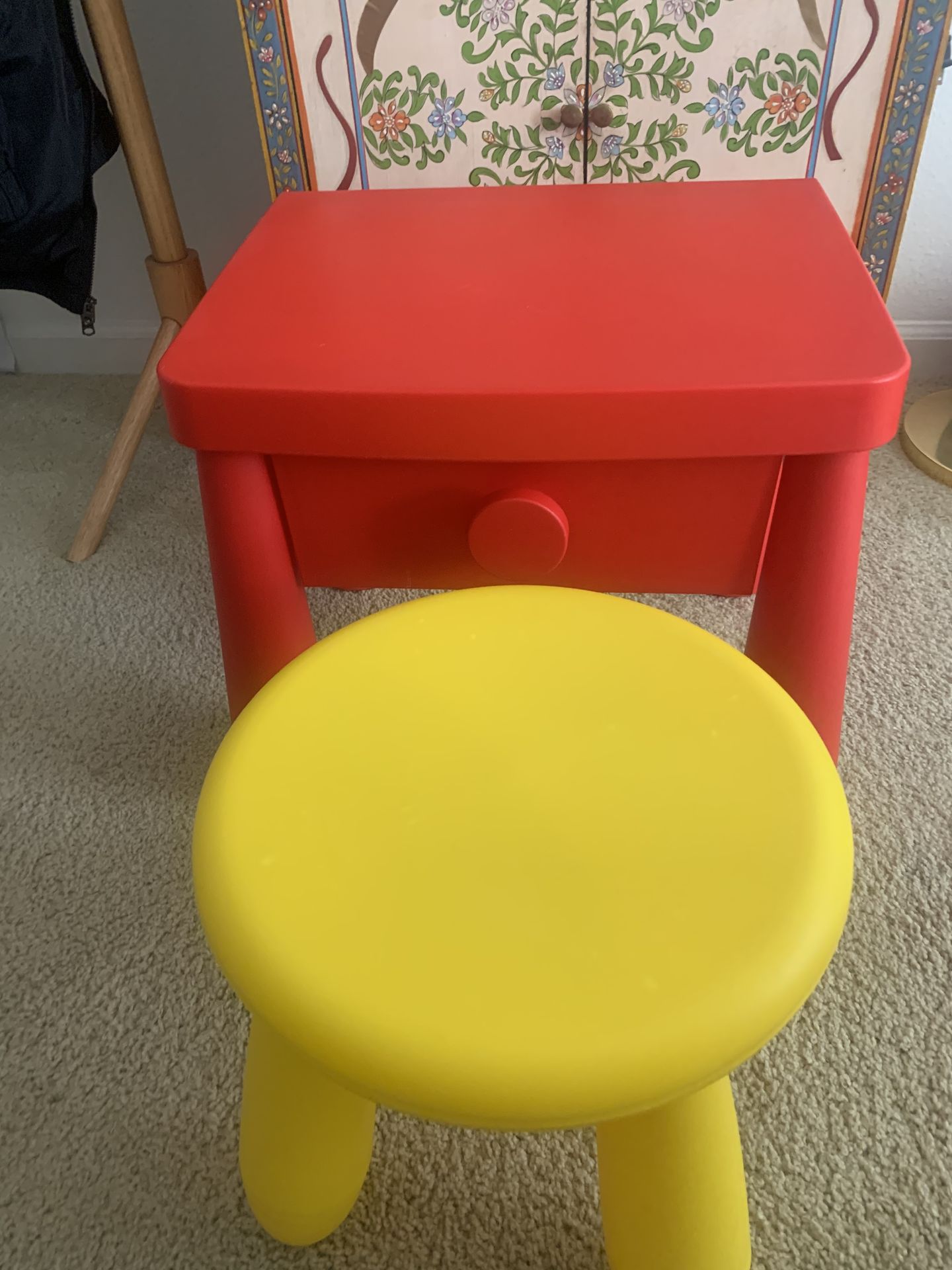 Nice kids table and chairs available 95134