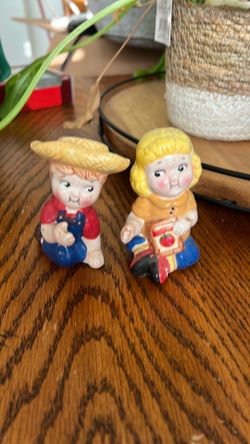 Salt and pepper shaker
