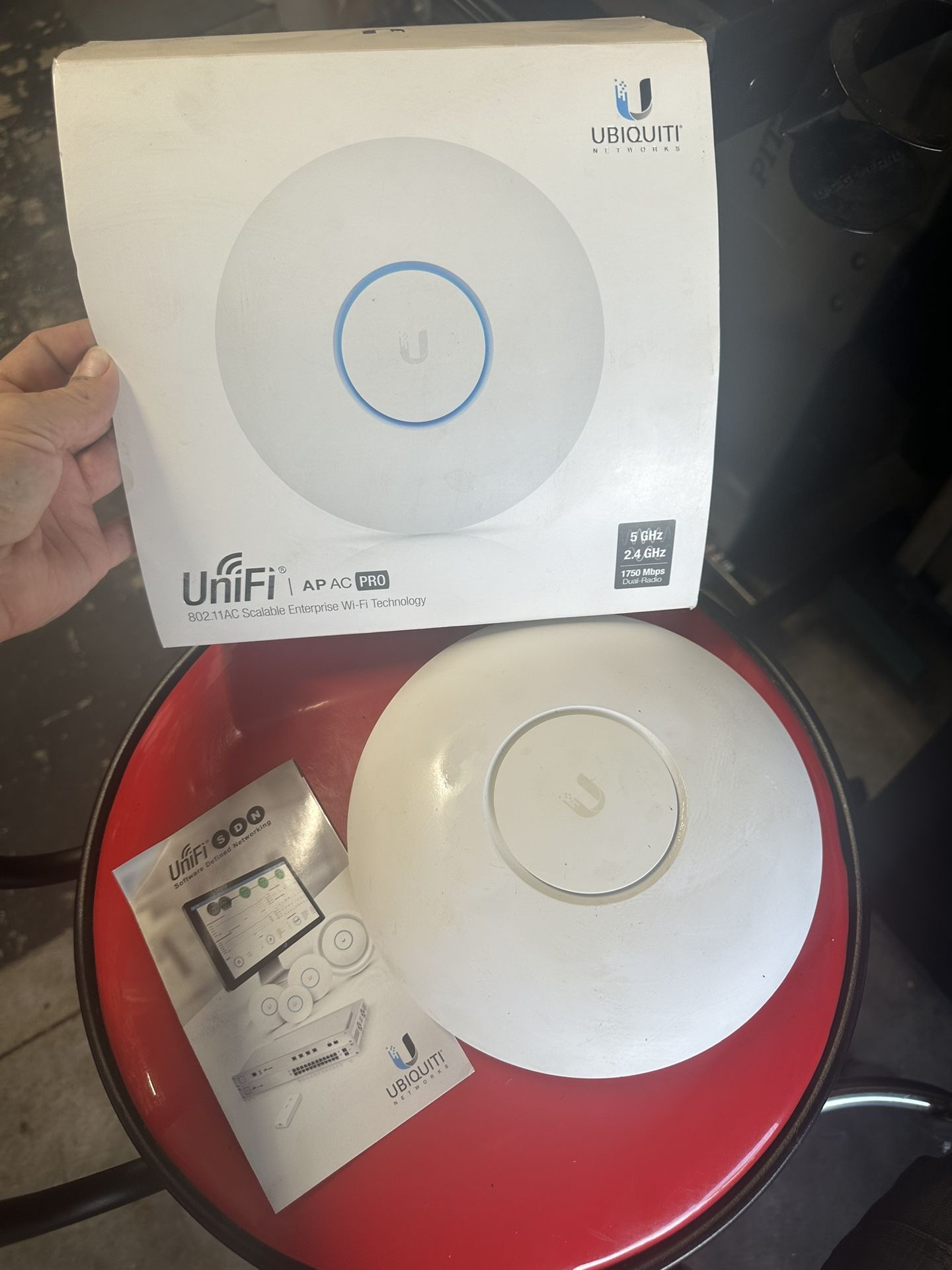 Ceiling-mounted WiFi 5 AP with 6 spatial streams designed for large offices unifi ap ac pro 802.11 a