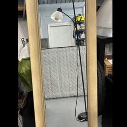 Espejo con filo dorado/Mirror with golden frame