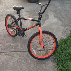 Magna Throttle 20 Inch Kids Bike - Black