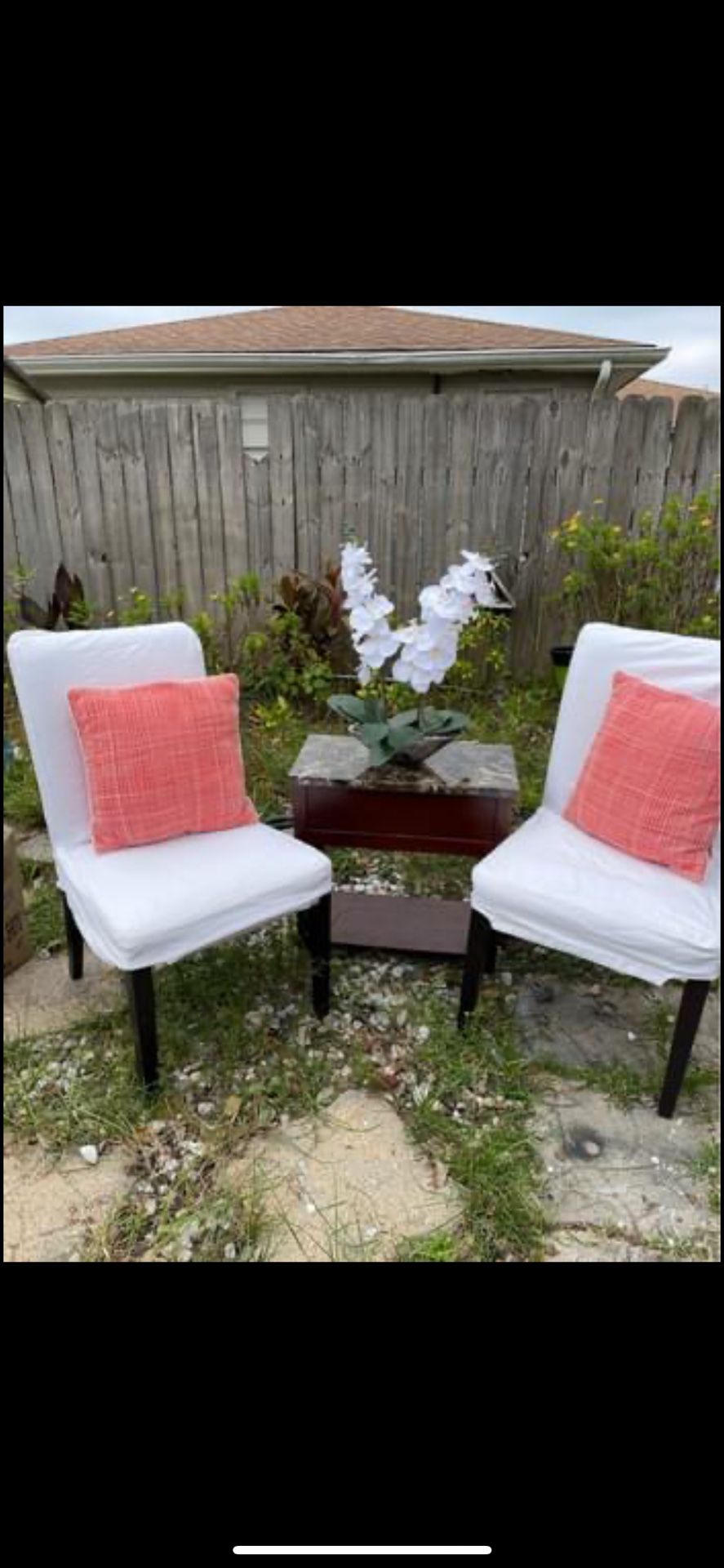 Entryway two  white chairs and table, good , the cover can be removed and washable. THE DECORATION IS NOT INCLUDED