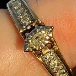Vintage Diamond Ring - 10k Gold Size Is 4.5