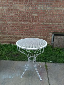 Vintage Mid Century Wrought Iron Round Mesh Side End Table Woodard Style Patio