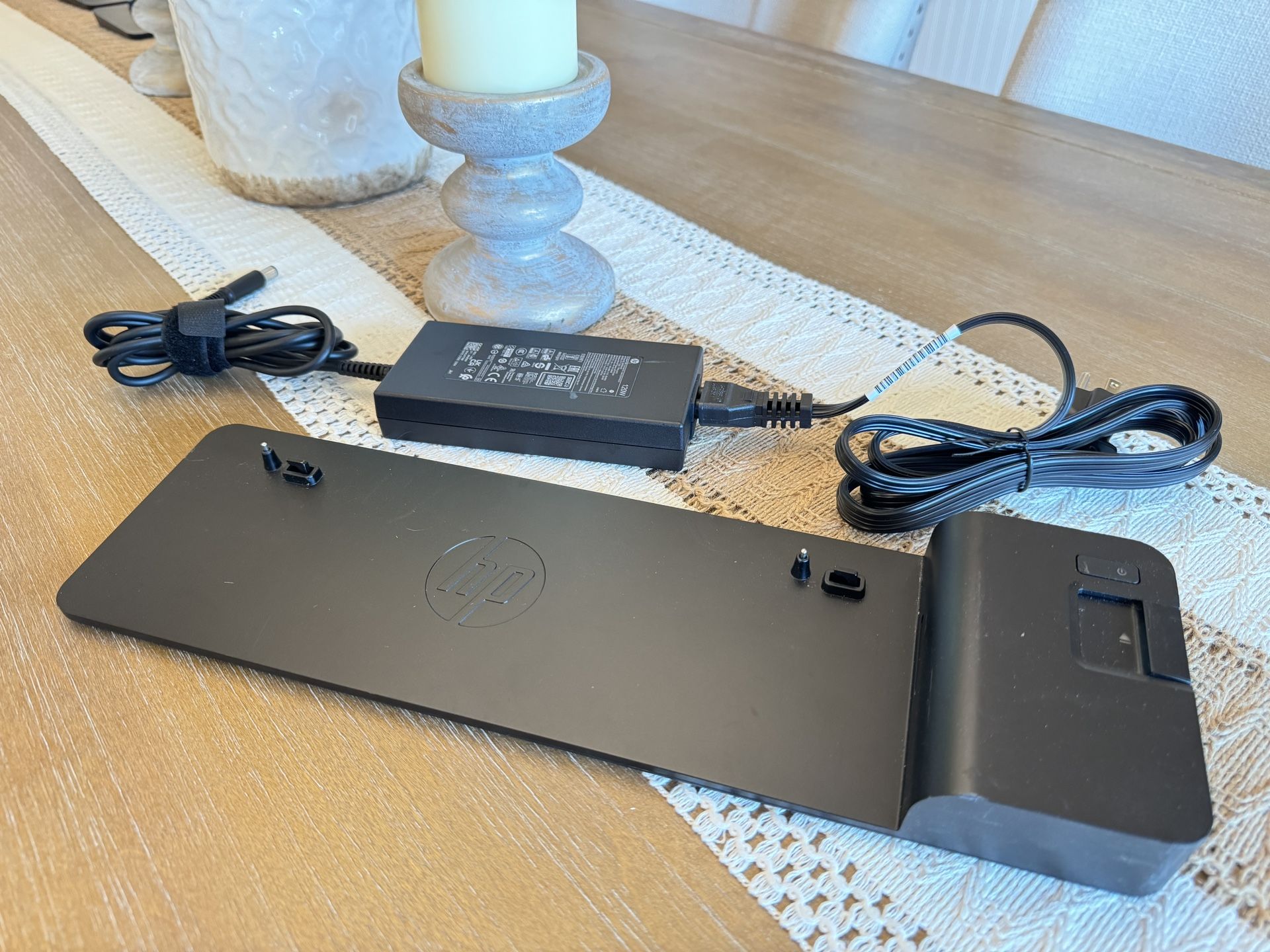 Like New - 2013 HP docking station for Elite book and folio HP laptops.