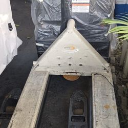 CROWN Pallet Jack almost New Not Repainted Works Great Asking $340.00 