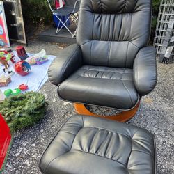 BENCHMASTER LEATHER CHAIR AND OTTOMAN 