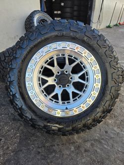 20x10 -18 offset LOCK Commando w/ 35" Toyo RT Trail 35x12.50R20