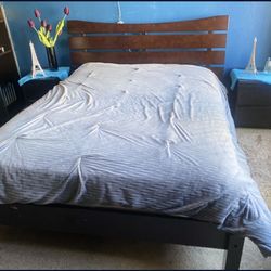 Bed /Bed Frame/Headboard 