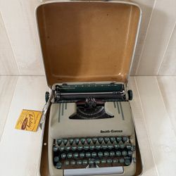 1950s Vintage Smith-Corona Manual Typewriter w/  Mustard/beige Case 