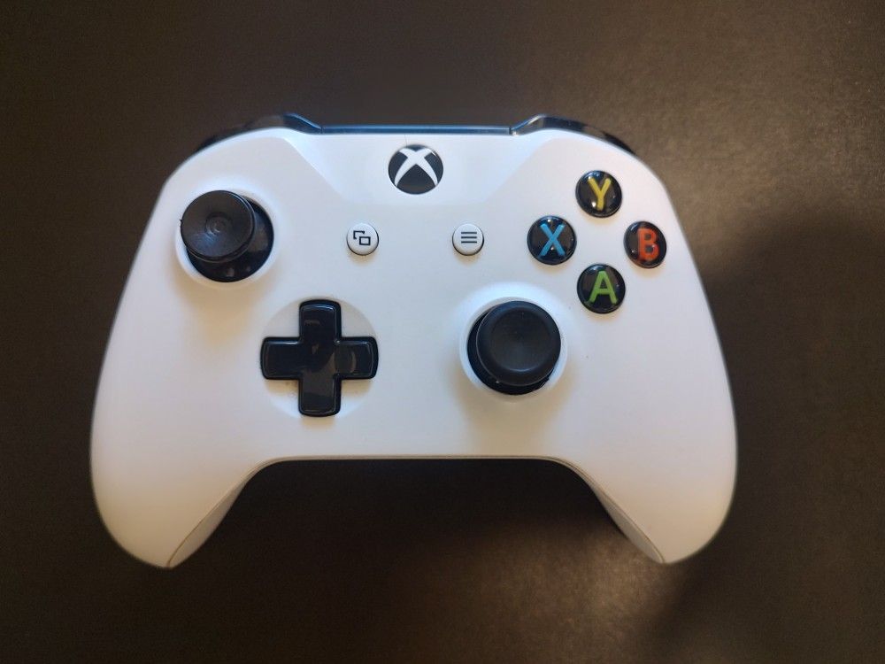 Microsoft Wireless Controller for Xbox Series X/S + Xbox One (Robot White With Charge Cord)