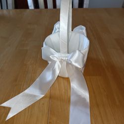 Flower girl accessories silk basket, faux flower petals & paper parasol
Condition for all items is used
$20 for any two items or bundle more to save