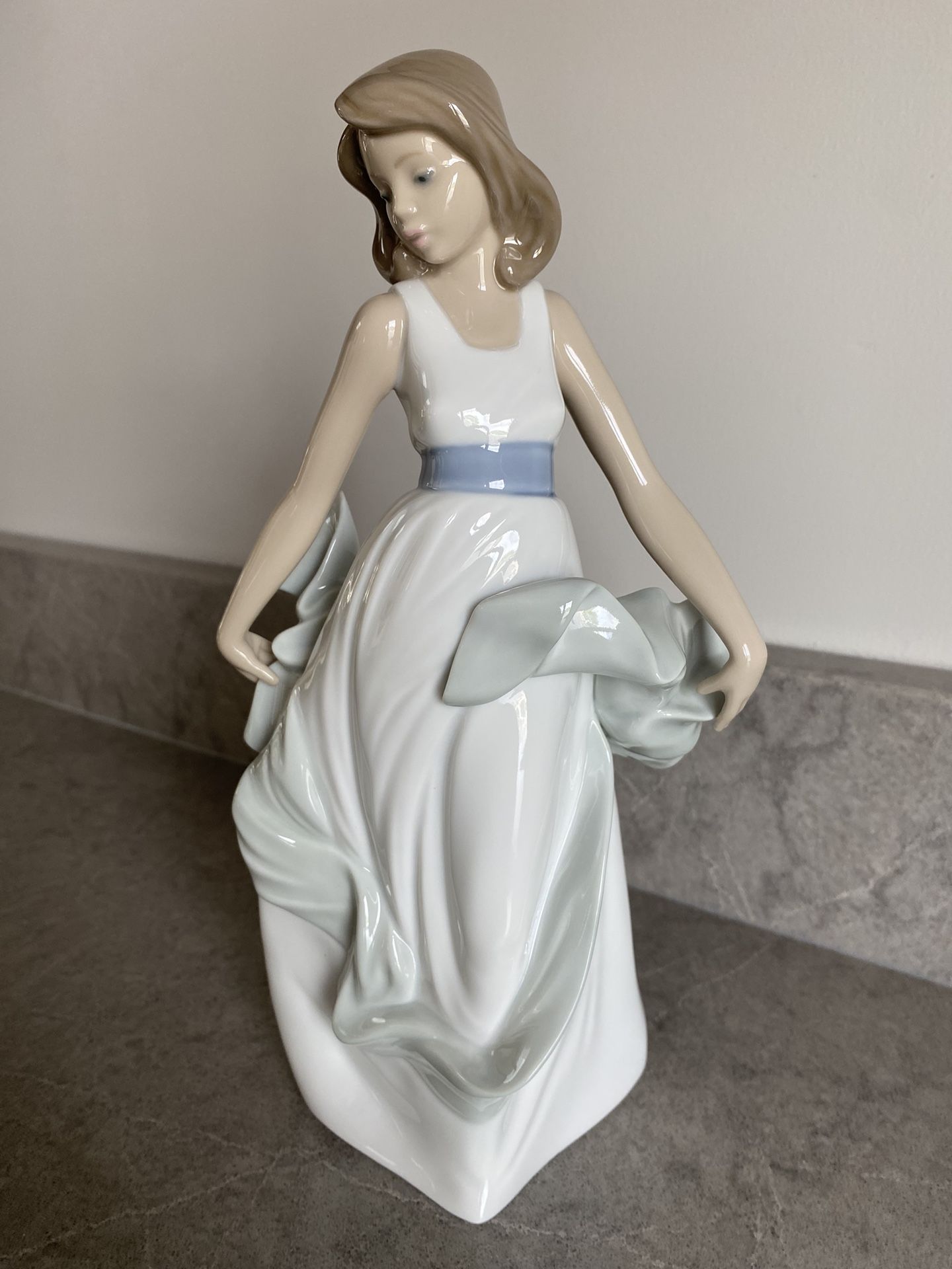 Nao By Lladro “Walking On Air” Figurine