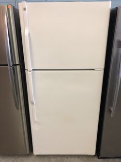 White 18 Cubic Foot Refrigerator With Ice Maker
