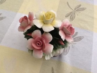 Vintage Nuova Italy porcelain bouquet