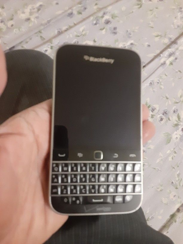 Blackberry classic Verizon unlocked for T-mobile at&t Refurbished used some scratches and scuffs Refurbished coming phone will be differ from picture