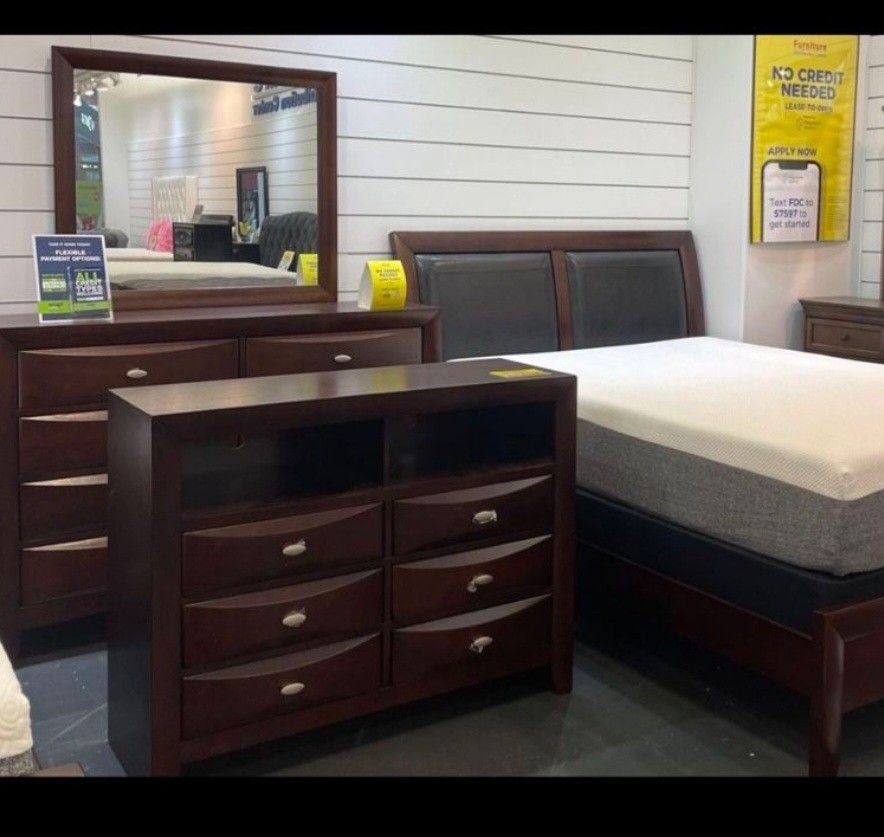 *Now Available!!!*---Classic Emily Merlot Bedroom Sets---From $599---Delivery And Financing🫡