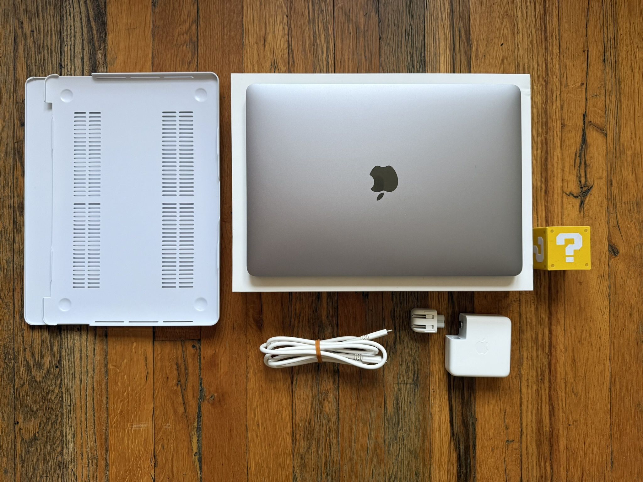2020 MacBook Pro 13” 16GB Ram 256GB SSD Intel Core i5 Space Grey