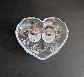Salt Pepper Shakers Clear Plastic Heart Trinket  Dish Plastic NWOT