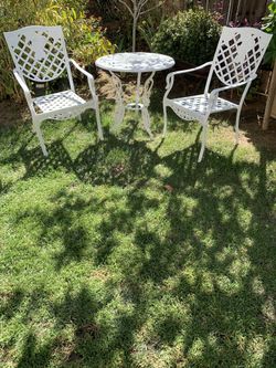 VINTAGE WROUGHT IRON PATIO SET OF 3 PIECES 