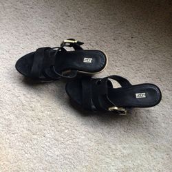 Huaraches  UGG Size 7 Semi Nuevos $30