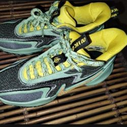 Nike Cosmic Unity Boys Size 4