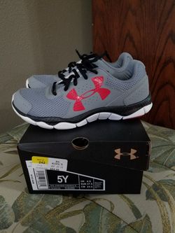 Under Armour boys youth size 5