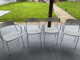 4 Chair / 4 sillas $45