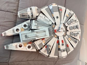 LEGO Star Wars Millennium Falcon 75105 – Retired Set – 6 Minifigures + Manual