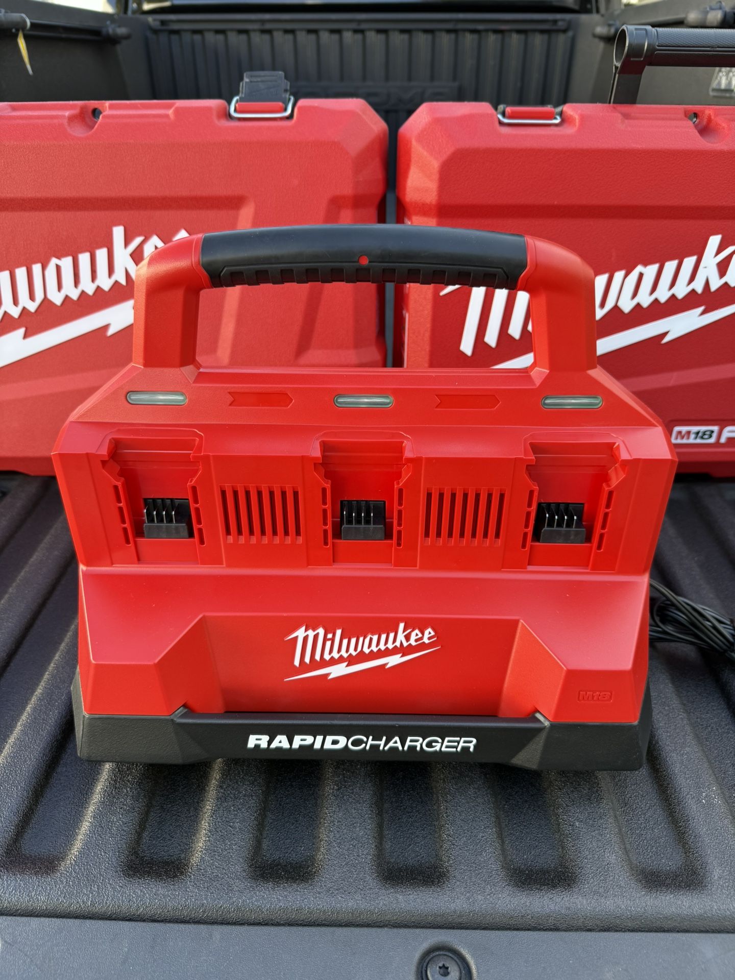 MILWAUKEE M18 PACKOUT Six Bay Rapid Charger – NUEVO $200 