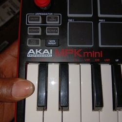 MPKmini/DIGITECH BASS MULTI EFFECT PROCESSOR/& GUITAR AMP