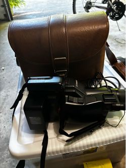 Vintage 1990 Fisher VHS Camcorder with Case, AC Adapter & Battery