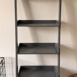 Leaning shelf