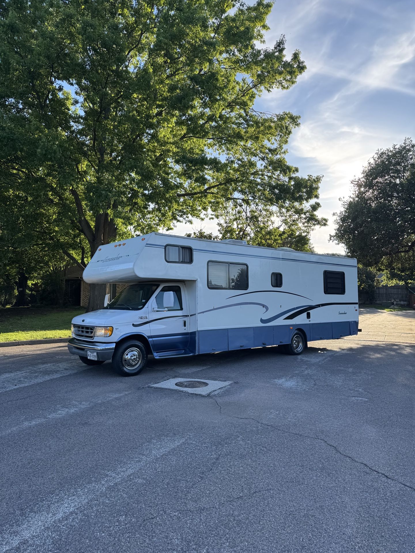 Sun seeker 31 foot v10 ford for Sale in Fort Worth, TX - OfferUp